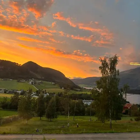 Fjord & Mountain View House Feriehus