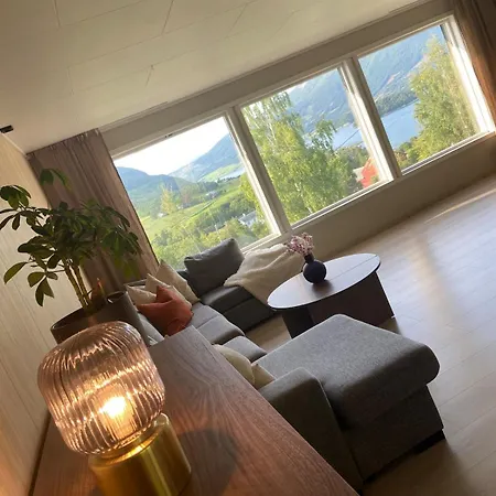 Fjord & Mountain View House Feriehus