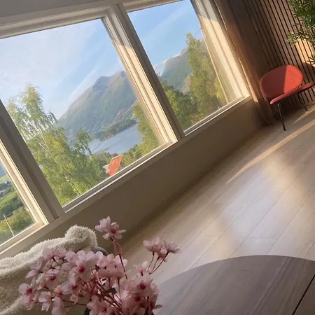 Feriehus Fjord & Mountain View House Eidsbygda
